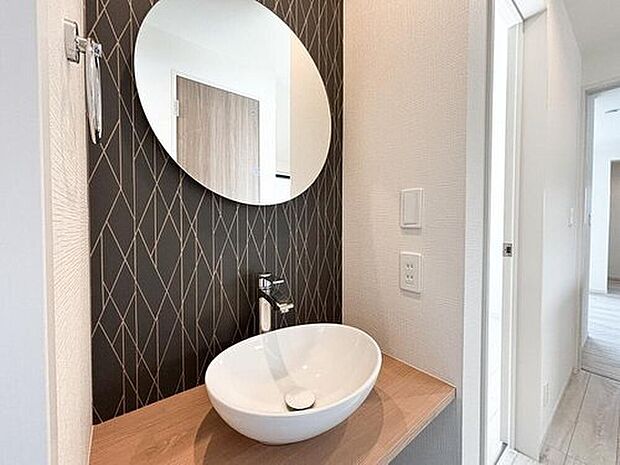 【洗面化粧台】階段のぼったすぐ近くに洗面台があるのがポイント。帰宅して自分の部屋に行く前に、脱衣所の生活感に触れることなくサッと手を洗えるので、外の汚れを室内に持ち込みません。毎日の「清潔習慣」が自然に身につく設計ですね。