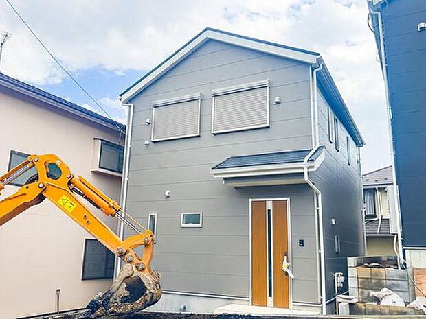 【現地外観写真】防犯カメラ、シャッターなどの防犯設備も充実しています。安心して新生活をスタートできます。2号棟。現地(2026年3月)撮影