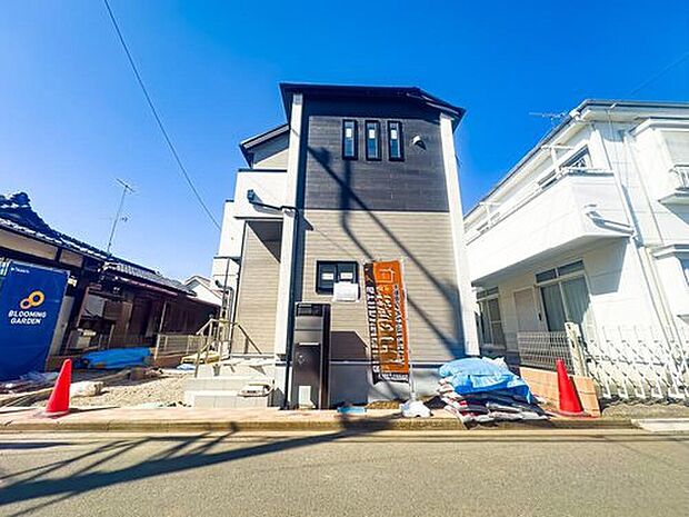 【前面道路含む現地写真】1号棟:スタイリッシュな外観が魅力的です。完成を楽しみにお待ちください。※現地(2026年2月)撮影