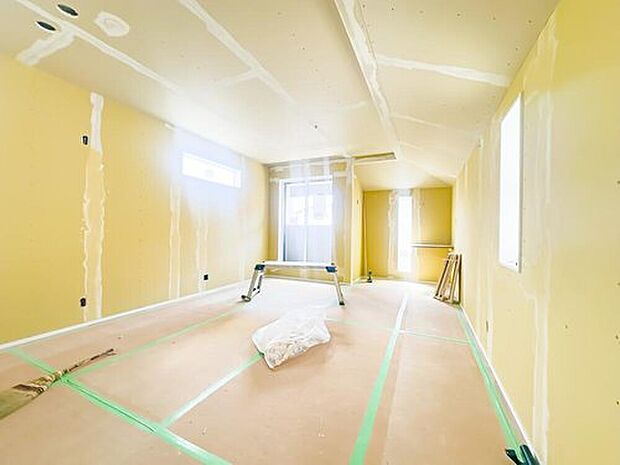 【リビング】バルコニーに出ることができる、リビングスペース。ワーク&スタディスペースもございます。室内(2026年3月)撮影