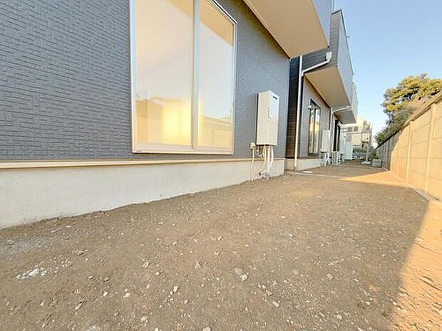 【庭】広々とした敷地は、お子様の遊び場や家庭菜園など、家族の夢を育む自由な空間です。