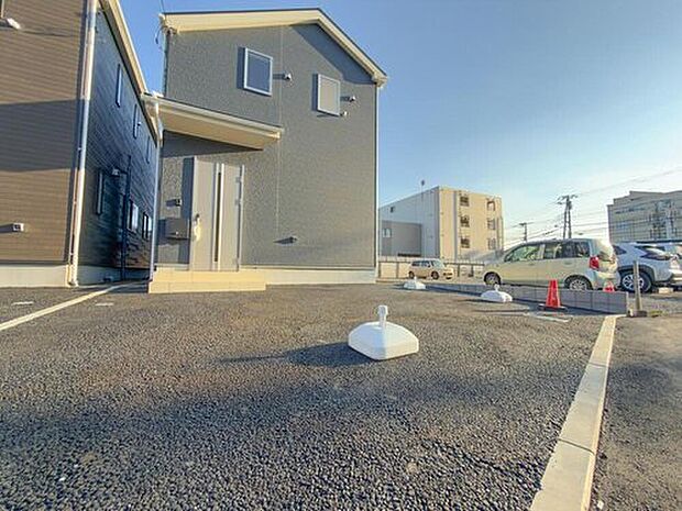 【駐車場】シンプルでモダンな外観が目を引く住まい。広々とした駐車スペースは、家族の車をゆったり停められ、来客時も安心です。