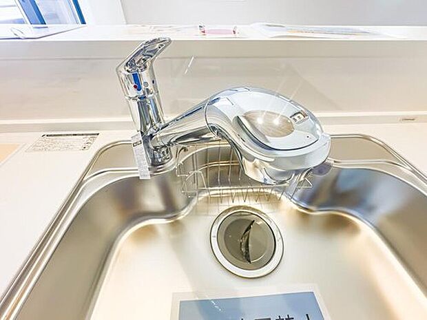 【浄水器】浄水器一体型水栓を採用。
手軽にきれいなお水を使うことができ、毎日の料理や家事を快適にサポートします。