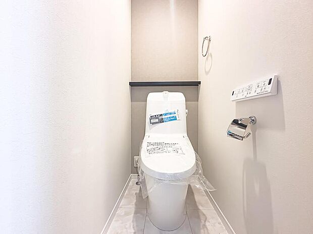 【トイレ】温水洗浄便座完備のトイレスペース。ついつい考え事をしてしまうほど落ち着く空間です。お手洗いは1階と2階の両階にございます。　※室内：2026年6月撮影