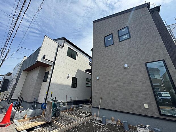 【現地外観写真】白を基調とした上品な外観が青空に映える一邸。シンプルで洗練されたデザインが美しい住まいです。