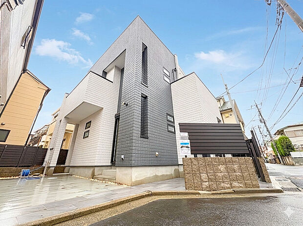 建売住宅ながらも、こだわりを感じるスタイリッシュな外観が魅力。シンプルながらも上質さを感じさせるデザインで、街並みにも調和しつつ、住まいの個性が光ります。訪れる人に好印象を与える佇まいです。