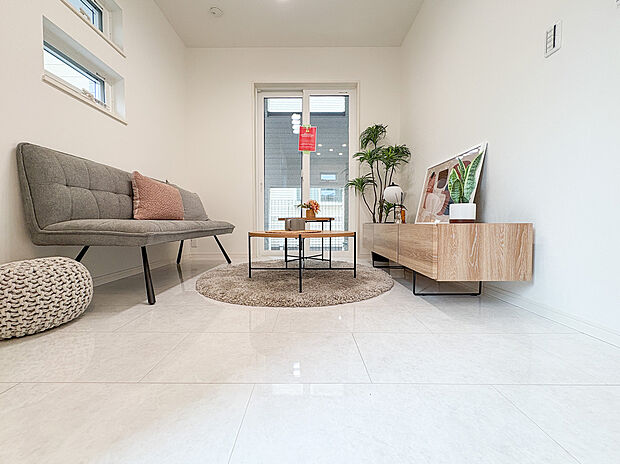 家族が自然と集まる広々としたリビング。大きな窓から陽の光が降り注ぎ、開放感と温もりが広がる空間です。ゆったりとくつろげる場所で、穏やかで心地よい時間を家族みんなで楽しめます。