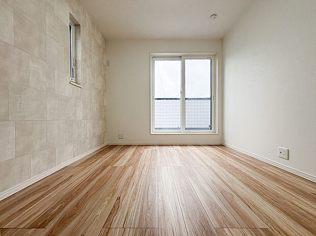 居室は広々としており、窓から差し込む光で明るく、気持ちよく過ごせる空間です。清潔感が保たれており、快適な毎日をお過ごしいただけます。趣味やリラックスの時間が楽しめる居室です。