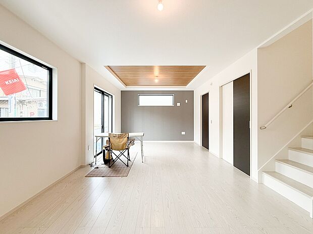 家族が自然と集まる広々としたリビング。大きな窓から陽の光が降り注ぎ、開放感と温もりが広がる空間です。ゆったりとくつろげる場所で、穏やかで心地よい時間を家族みんなで楽しめます。