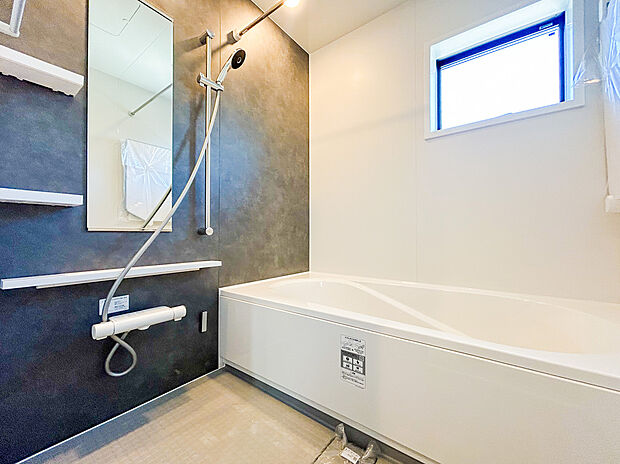 広々としたバスルームで、家族みんなが快適に使える空間です。モダンなデザインと清潔感が保たれ、ゆったりとした浴槽がリラックスできるひとときを提供します。1日の終わりに心から癒されます。