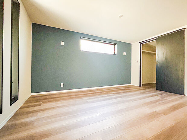 広さが際立つ住まいは、各部屋がゆったりとした設計で、心地よく過ごせる空間が広がります。ゆとりある間取りと開放感が魅力で、毎日の生活が豊かで快適になります。のびのびと過ごせる、贅沢な住まいです。