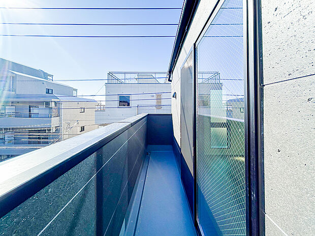 洗濯物がよく乾く明るいバルコニーは、風通しも良く、家事の効率が高まる環境です。広さがあるため、お洗濯物をたっぷり干せるのが嬉しいポイントで、日々の生活にゆとりが生まれます。