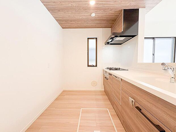 対面式のシステムキッチンで、リビングを見渡しながら料理ができる開放感。広いカウンターと豊富な収納スペースが、調理をよりスムーズに。居心地の良い空間で、料理をしながらコミュニケーションが生まれます。