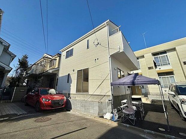 明るい色調とシンプルなデザインが印象的な建売住宅の外観。清潔感が漂い、季節の移り変わりとともに美しい表情を見せる家です。長く愛されるデザインで、住む人に安心感と快適さを与えてくれます。