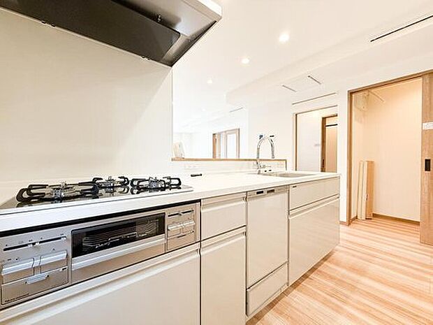 システムキッチンの対面式デザインで、リビングやダイニングを見渡しながら料理を楽しめます。広々とした作業スペースと充実した収納力で、日々の家事が快適に。毎日の調理時間がより楽しいひとときに変わります。