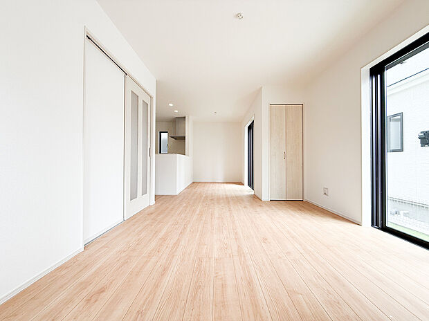 開放感のある広々としたリビングは、家族が自然と集まり笑顔あふれるだんらんの場。ゆとりある空間設計が毎日の暮らしを心地よく彩り、豊かな時間をお届けします。