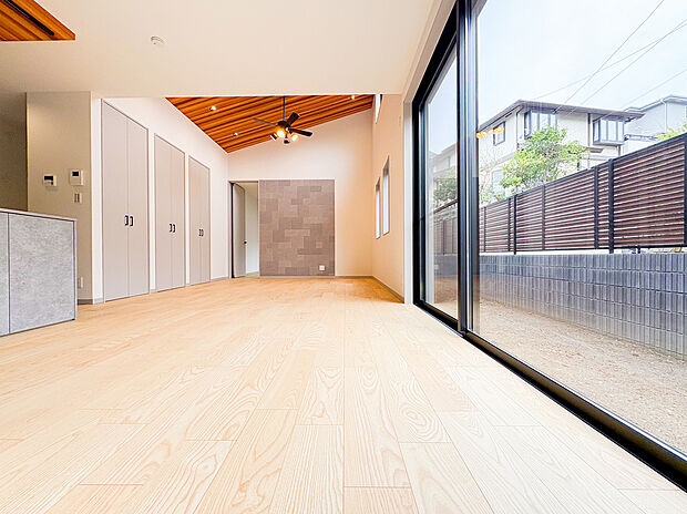 大きな窓から自然光が豊かに差し込むリビング。部屋全体が明るく開放的で、家族がのびのびと過ごせるゆとりある空間が、四季折々の日差しとともに日々の暮らしを彩ります。