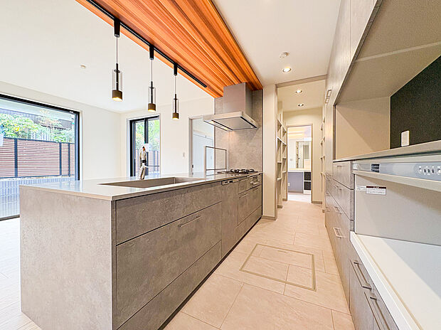 会話を楽しみながら調理できる対面式キッチン。リビングを見渡せる開放的な設計と広い調理スペース・豊富な収納が、毎日の家事を楽しいひとときに変えてくれます。