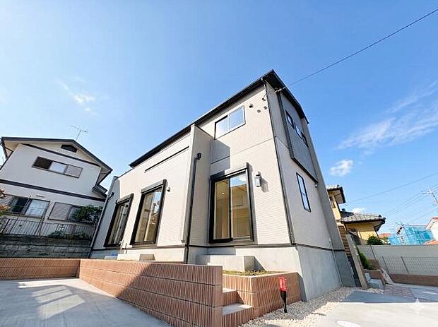 重厚感のある住まいの外観は、住む人に安心感をもたらします。シックな色合いが特徴で、落ち着いた雰囲気の中に温かみを感じるデザイン。長く愛着が持てる外観が魅力の住まいです。