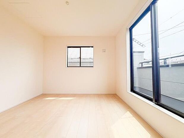 採光に恵まれた明るい居室は、清潔感と快適さが保たれた空間です。ゆとりある広さで趣味や仕事など多目的に活用でき、心地よい暮らしをサポートします。
