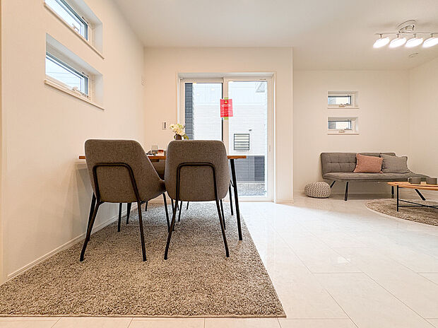 【■リビングダイニング■】大きな窓から光がたっぷり降り注ぐリビングは、自然とリラックスできる空間です。開放的な広さがもたらす居心地の良さが、日々の生活にゆとりと穏やかさをもたらします。