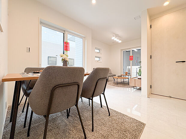 【■リビングダイニング■】家族が自然と集まる広々としたリビング。大きな窓から陽の光が降り注ぎ、開放感と温もりが広がる空間です。ゆったりとくつろげる場所で、穏やかで心地よい時間を家族みんなで楽しめます。