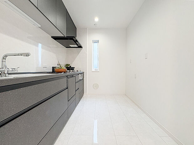 【■キッチン■】広々としたキッチンは、家族みんなで料理を楽しむのにぴったり。収納力が充実しており、調理器具や食材もすっきり片付けられます。さらに、お手入れがしやすい設計で、毎日の料理が快適に進みます。