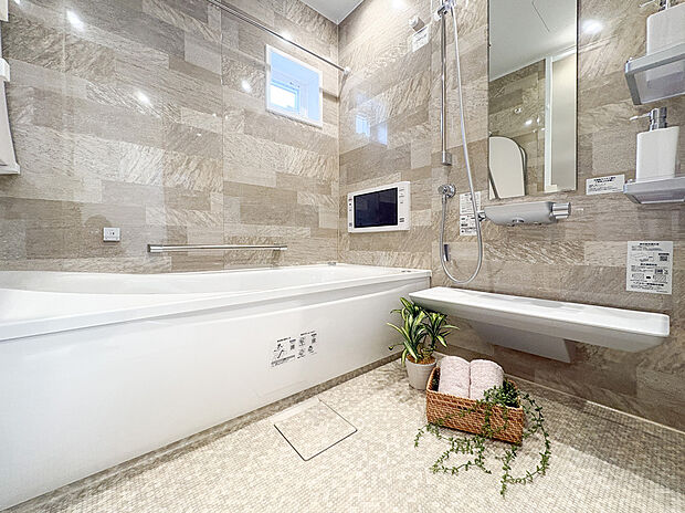 【■バスルーム■】浴室テレビ付きで、ゆったり湯船に浸かりながら映画やニュースを楽しめる贅沢な空間です。毎日のバスタイムが至福の時間に変わり、ご家族全員がリラックスできる住まいです。