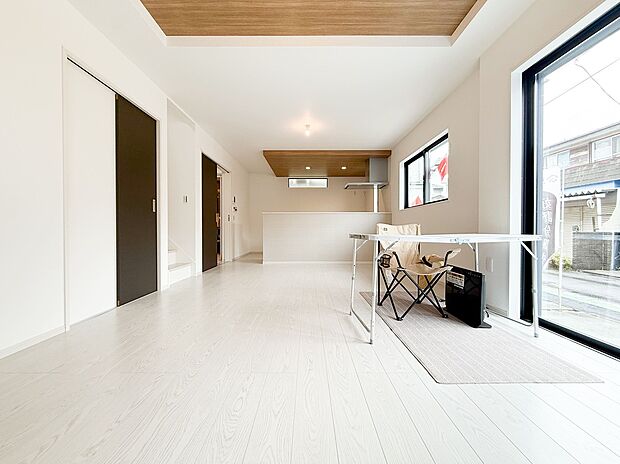 【＝リビングダイニング＝】明るい光がたっぷり降り注ぐリビングは、くつろぎの時間を過ごすのにぴったりの空間です。ゆったりとした広さと落ち着きがあり、自然と笑顔が生まれるひとときを楽しむことができます。