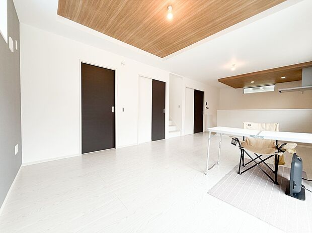 【＝リビングダイニング＝】家族がくつろげる広々としたリビング。日差しがたっぷり降り注ぎ、明るく開放的な空間が広がります。ここで過ごす時間が家族の笑顔とともに特別な思い出になり、毎日の生活をより豊かなものにしてくれます。