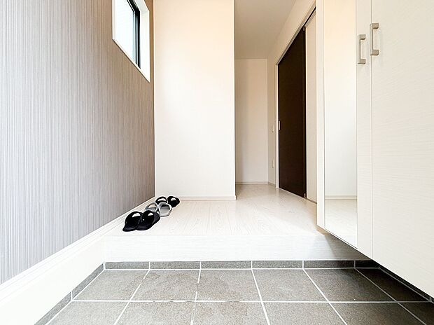 【＝玄関＝】玄関スペースはシンプルでありながら上品なデザインが特徴。来客時にも好印象を与える清潔感があり、収納も備わっているため、靴や小物もすっきり片付けられる使い勝手の良い空間です。