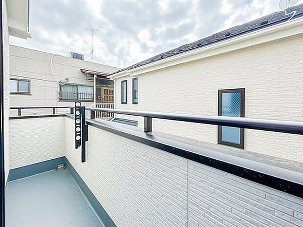 【バルコニー】洗濯物がよく乾く明るいバルコニーは、風通しも良く、家事の効率が高まる環境です。広さがあるため、お洗濯物をたっぷり干せるのが嬉しいポイントで、日々の生活にゆとりが生まれます。