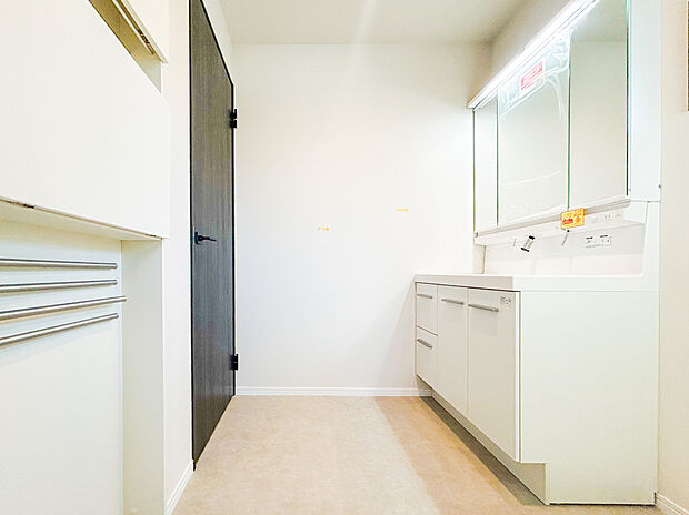 【＝洗面脱衣所＝】広々とした洗面脱衣所は、収納が豊富で家族みんなが使いやすい空間です。清潔感があり、日常の洗濯や着替えもスムーズに進みます。便利で快適な設計が魅力となります。