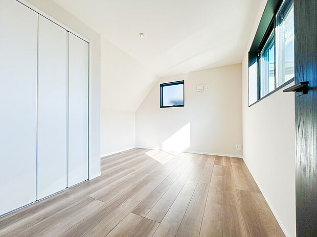 【＝Low-Eペアガラス＝】高い断熱性を持つペアガラスで、年間を通じて快適な室内環境が保たれます。防音性能にも優れているため、外の騒音が気にならず、落ち着いた暮らしをサポートしてくれる設備です。