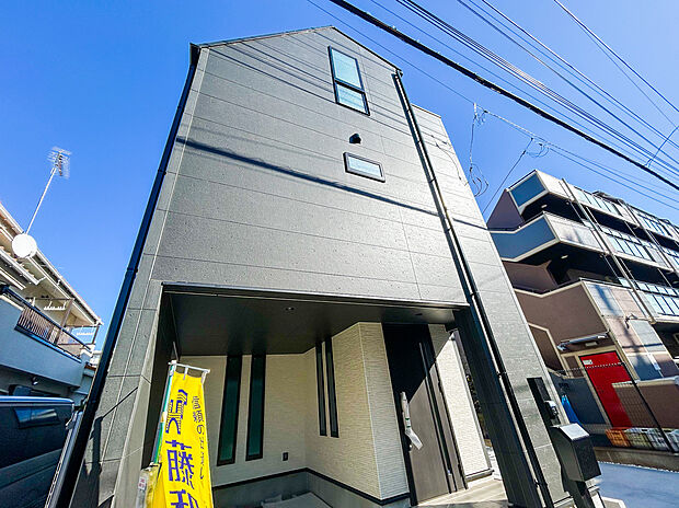 【＝現地外観＝】建売住宅ながらも、こだわりを感じるスタイリッシュな外観が魅力。シンプルながらも上質さを感じさせるデザインで、街並みにも調和しつつ、住まいの個性が光ります。訪れる人に好印象を与える佇まいです。