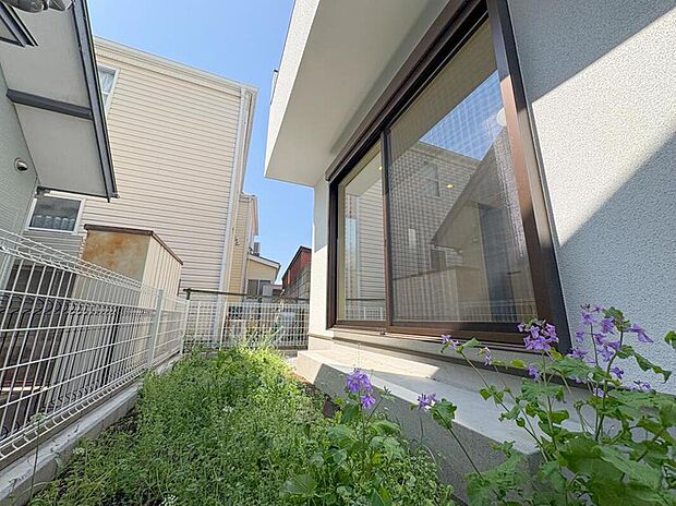 【庭】お庭は広さがあり、植物を育てたり、のんびりと過ごす場所としてもおすすめです。自然を身近に感じられる空間で、リラックスできるひとときが過ごせます。毎日の生活が豊かで穏やかなものに。