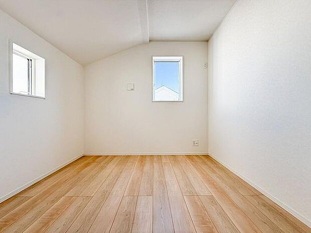 【リビング以外の居室】窓から差し込む柔らかな光が心地よい居室は、広さがあり、のびのびとした気分で過ごせます。趣味やリラックスの時間を楽しめる多用途な空間で、心安らぐ毎日が広がります。