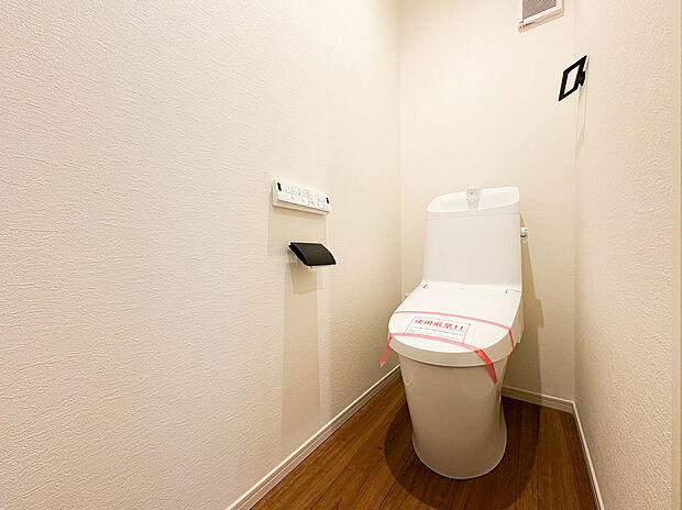 【=トイレ=】トイレには新築ならではの清潔感が漂い、シンプルなデザインが心地よい空間を作ります。広めのスペースでリラックスして使える設計がされており、日々の生活がより快適です。