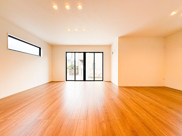 【=リビングダイニング=】家族がくつろげる広々としたリビング。日差しがたっぷり降り注ぎ、明るく開放的な空間が広がります。ここで過ごす時間が家族の笑顔とともに特別な思い出になり、毎日の生活をより豊かなものにしてくれます。