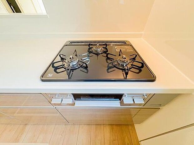 【3口コンロ】三口コンロが備わっているため、複数の料理を同時に調理できる便利なキッチンです。時短ができるだけでなく、効率良く料理が進められるため、毎日の食卓がさらに充実します。