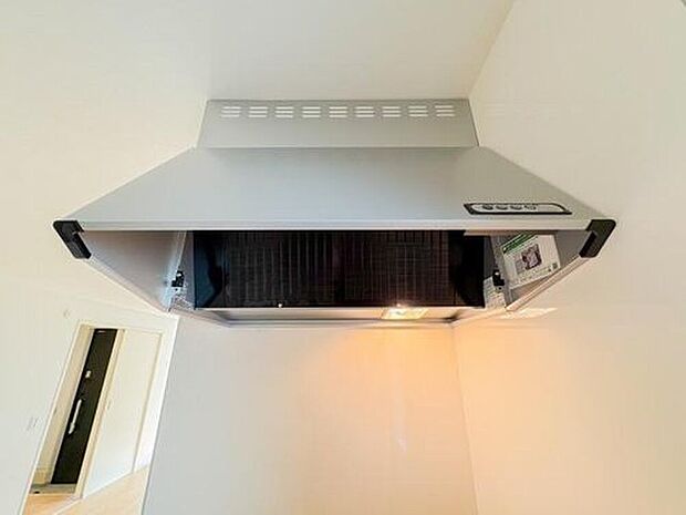 【キッチン換気扇】キッチンに換気扇が備わっており、調理中の煙や臭いをしっかりと排出します。空気がこもらず、清潔で快適なキッチン環境が保たれるため、毎日の料理がより楽しくなります。