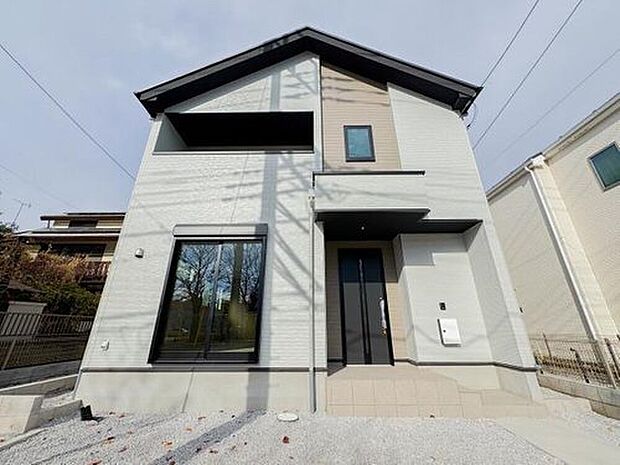 【現地外観写真】〈2号棟〉
明るい色調とシンプルなデザインが印象的な建売住宅の外観。清潔感が漂い、季節の移り変わりとともに美しい表情を見せる家です。長く愛されるデザインで、住む人に安心感と快適さを与えてくれます。