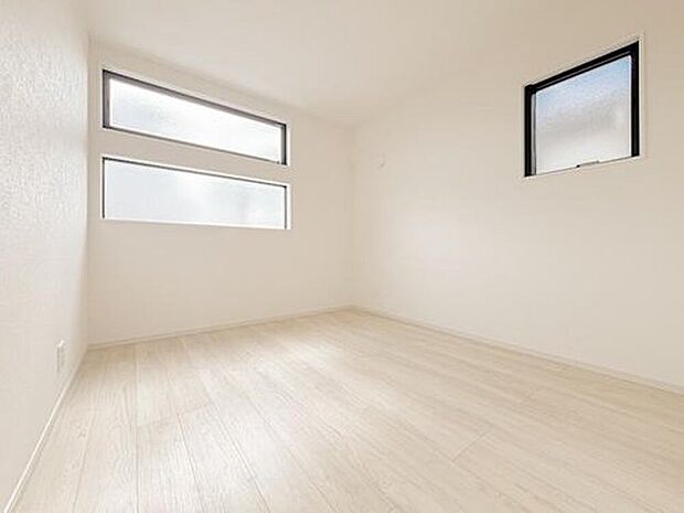 【リビング以外の居室】広さが際立つ住まいは、各部屋がゆったりとした設計で、心地よく過ごせる空間が広がります。ゆとりある間取りと開放感が魅力で、毎日の生活が豊かで快適になります。のびのびと過ごせる、贅沢な住まいです。