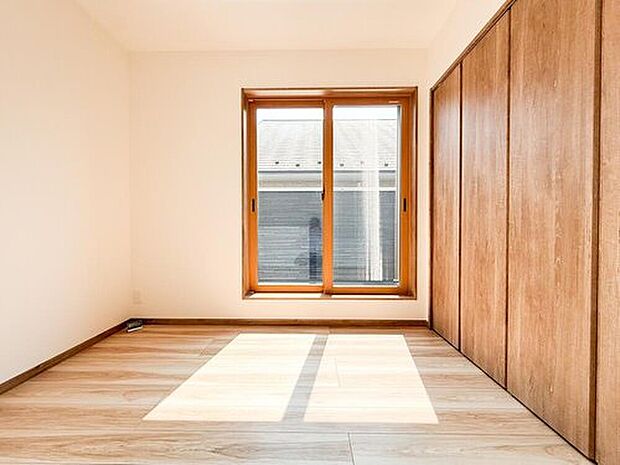 【リビング以外の居室】広めの居室は、趣味や仕事にも使える多機能なスペースが魅力です。明るく開放的な雰囲気に包まれており、リラックスした時間を過ごせる快適な居住空間が広がっています。