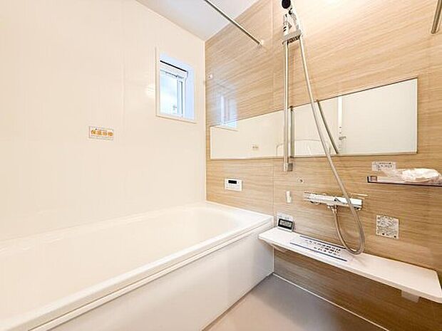 【浴室】新築ならではの洗練されたバスルームは、広々とした空間と温かみのあるデザインが特徴です。ゆったりとリラックスできる浴槽が備わっており、毎日の疲れを癒す、心からくつろげる空間が広がります。