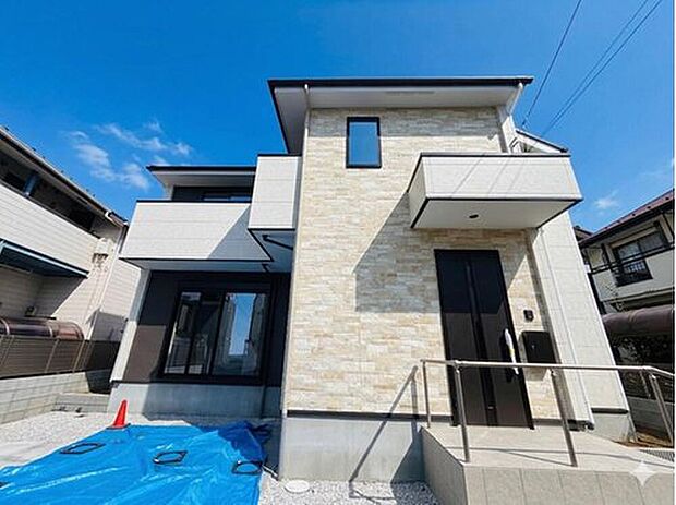 【現地外観写真】スタイリッシュな外観に加え駐車スペースも確保されており、日々の生活の利便性にも配慮された住まいです。バルコニーも備えられており、採光や通風にも配慮された設計となっています。