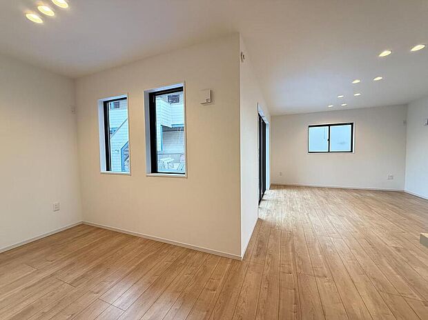 【リビング】リビングと隣接スペースがゆるやかに分かれた間取りで、多目的に使えるゆとりある空間です。複数の窓から採光を確保し、開放感と明るさを兼ね備えた快適な住まいです。