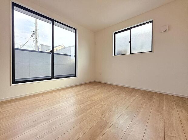 【リビング以外の居室】2面採光の洋室は大きな窓からたっぷりと光が入り、明るく開放的な空間です。窓の配置により風通しも良く、心地よい居住環境を実現し家具の配置もしやすい間取りです。