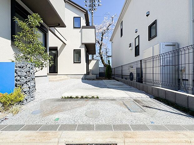 【=カースペース=】広めのカースペースがあり、大きな車でも駐車がラクラク。ゆとりのあるスペース設計で、荷物の積み下ろしもスムーズに行えます。日々の生活に便利さと安心感をもたらしてくれる駐車スペースです。