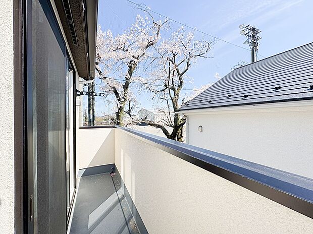 【=バルコニー=】洗濯物がよく乾く明るいバルコニーは、風通しも良く、家事の効率が高まる環境です。広さがあるため、お洗濯物をたっぷり干せるのが嬉しいポイントで、日々の生活にゆとりが生まれます。